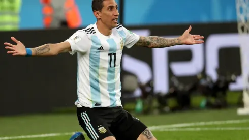 Di María protesta ante el árbitro del partido