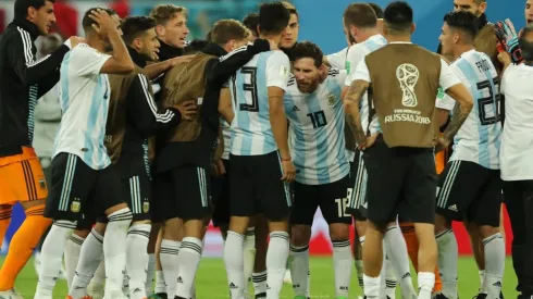LOCURA. Titulares y suplentes festejan la clasificación a octavos de final (Foto: Getty).