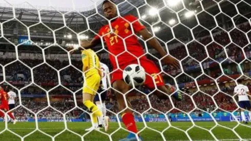 ANTES DEL BLOOPER. Batshuayi a punto de romper el posteo y, posteriormente, su cara.