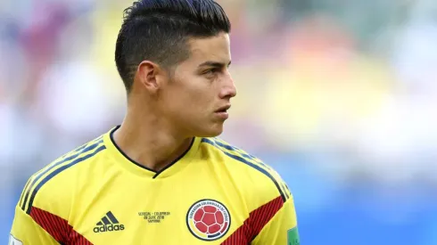 James Rodríguez posa con la camiseta de Colombia