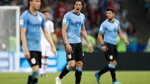 EL MATADOR. Cavani alienta a sus compañeros en pleno partido entre Uruguay y Portugal (Foto: Getty).