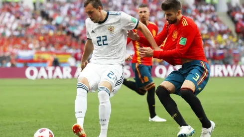 Piqué marcando a un jugador ruso