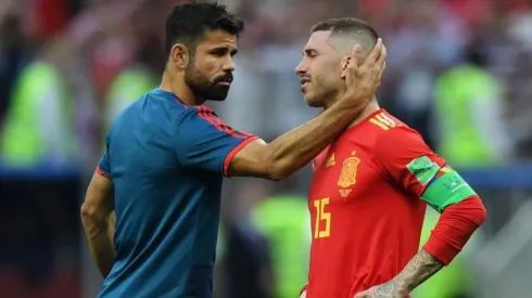 Diego Costa consuela a Sergio Ramos.