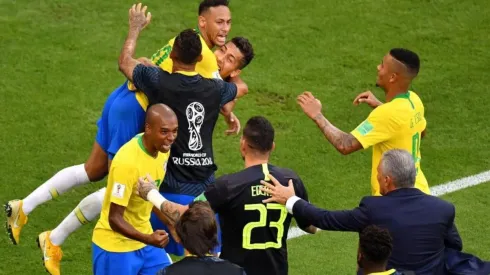 Brasil festeja la clasificación a cuartos de final.