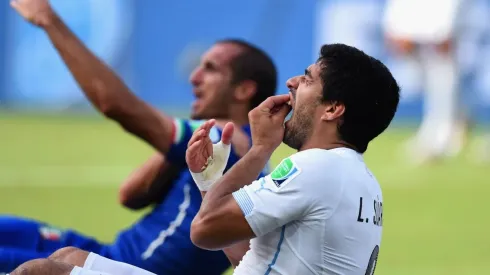 DONDE DUELE. Los franceses le recuerdan a Suárez su mordida en Brasil 2014.