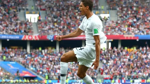 APARECIÓ EL CENTRAL. Varane adelanta a Francia de un cabezazo ante Uruguay (Foto: Getty).
