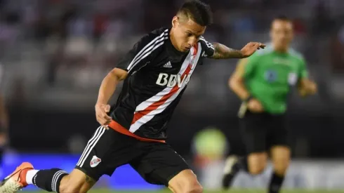 Carlos Auzqui con la camiseta de River Plate.