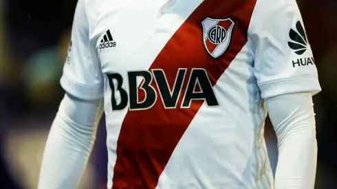 LA BANDA. La camiseta titular de River en la temporada pasada con su sponsor principal (Foto: Getty).