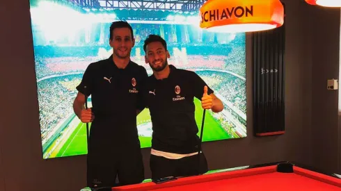 EL MUNDIAL...DE POOL. Kalinic ya descansa en la pretemporada del Milan.