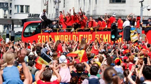 LOS HÉROES. Así recorrieron los jugadores de Bélgica las calles de Bruselas en su regreso.