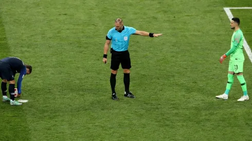PENA MÁXIMA. Pitana se interpone entre Griezmann y Subasic en el penal de Francia (Foto: Getty).