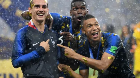 Mbappé, Griezmann y Pogba festejando el título