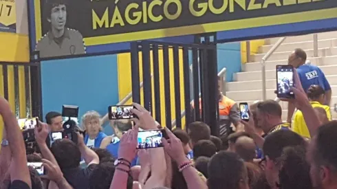 El ex astro salvadoreño fue reconocido con su nombre en uno de los accesos del estadio Carranza