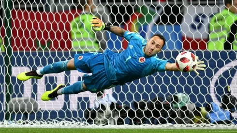 ATAJA EL UNO. David Ospina se estira lo más que puede para salvar el arco de Colombia (Foto: Getty).