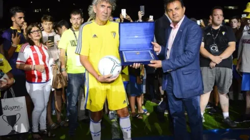 La directiva se convenció de instalar la escuela tras la visita del "Mágico" González