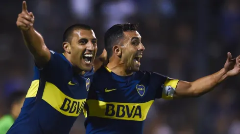 LA DUPLA DE BOCA. Wanchope Ábila y Carlos Tevez festejan con los colores xeneizes (Foto: Getty).