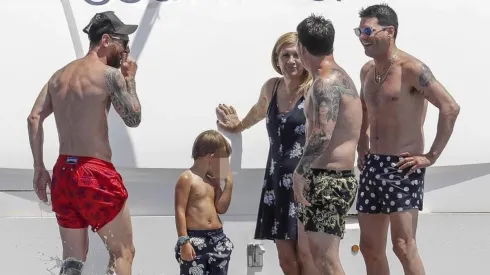 LA FAMILIA UNIDA. Los hermanos Messi junto a Celia, su madre, en un yate en Ibiza.