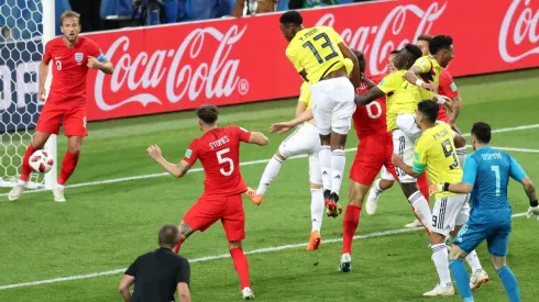 EN LAS ALTURAS. Yerry Mina gana de cabeza para empatarle a Inglaterra sobre el final (Foto: Getty).