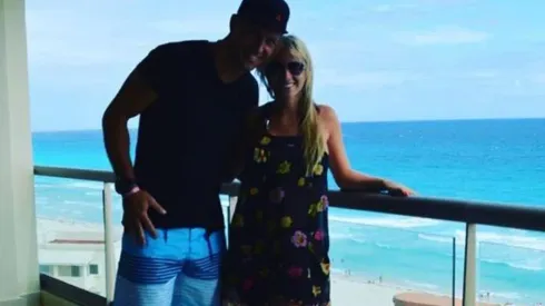 Foto de Néstor Pitana con su pareja.