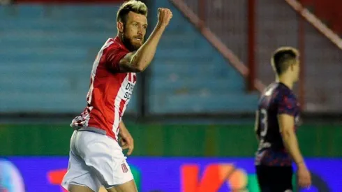 Jonathan Schunke abrió la cuenta para Estudiantes.