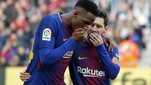 CON EL JEFE. Yerry Mina habla con Lionel Messi en el campo de juego con Barcelona.