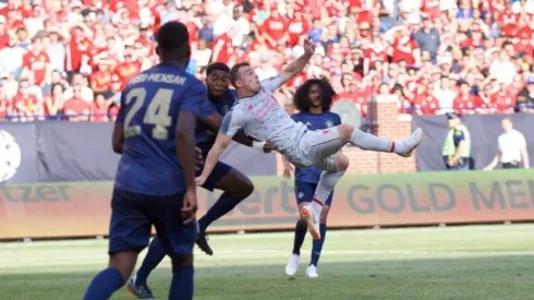 EL ACRÓBATA. Xherdan Shaqiri antes de impactar el balón de tijera.