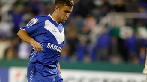 Agustín Allione con la camiseta de Vélez.