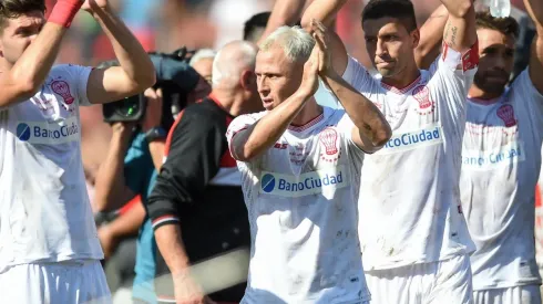 RECIBE LOS APLAUSOS. Israel Damonte durante la salida al campo en Huracán-Boca (Foto: Getty).