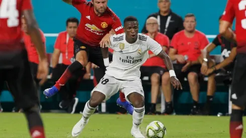 AGUANTA VINICIUS. El brasileño busca quedarse con el balón ante Mata.