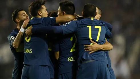 ABRAZO XENEIZE. Todos los jugadores de Boca celebran uno de los goles ante Alvarado.