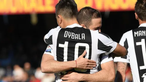 Foto de Paulo Dybala con Gonzalo Higuaín.