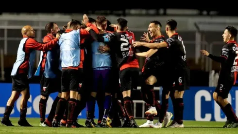TRIUNFAZO. Los jugadores de Colón festejan la victoria ante São Paulo.