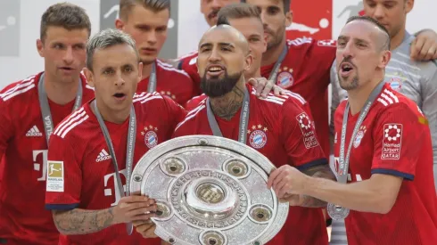 ADIÓS, REY. Arturo Vidal con el trofeo de la Bundesliga, el último que levantó con Bayern Múnich (Foto: Getty).