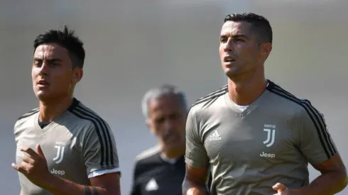 NUEVA PAREJA. Dybala y Cristiano Ronaldo trotan juntos en el entrenamiento de Juventus.