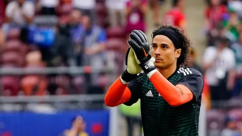 Guillermo Ochoa agradeciendo a la afición mexicana en el Mundial.