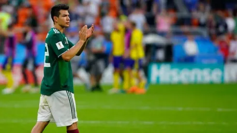 Hirving Lozano agradeciendo a la afición con la playera de México.