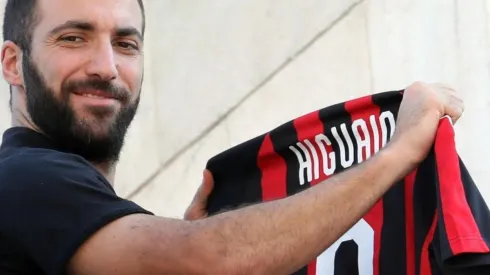Gonzalo Higuaín con los colores de Milan.