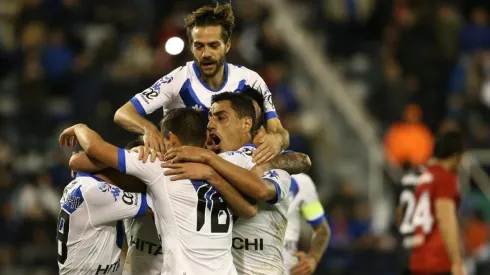 FESTEJAN EN EL FORTÍN. Todos abrazan a Abram después de su gol contra Newell's con Vélez.