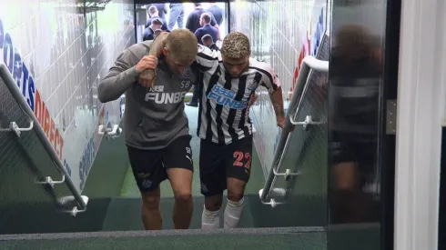 DUELE. Yedlin, afectado tras su caída.