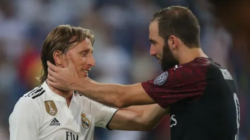 VIEJOS AMIGOS. Gonzalo Higuaín y Luka Modric después del encuentro (Foto: AC Milan).