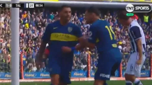 Lo que pasó entre Tevez y Zárate tras el penal errado