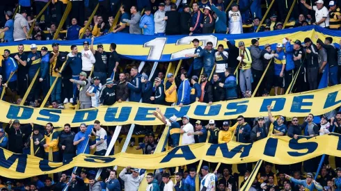 Foto de Daniel Angelici cantando con los hinchas.