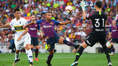 POR ARRIBA. Rafinha toca justo el balón antes de la salida de Andrada (Foto: Getty).