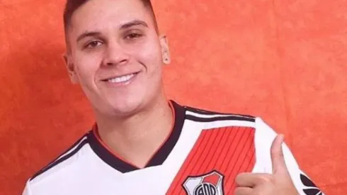 Juan Fernando Quintero posó con la nueva camiseta de River.