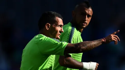 VIEJOS CONOCIDOS. Carlos Tevez y Arturo Vidal juntos en sus días en Juventus (Foto: Getty).