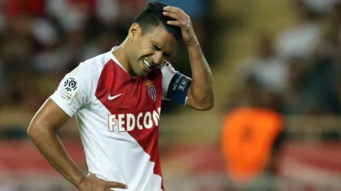 DOLOR DE CABEZA. Falcao se lamenta por el penal errado con Mónaco ante Lille.
