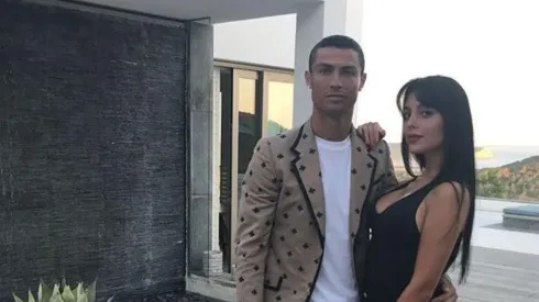 Cristiano subió una foto con su novia, quien tenía la camiseta de Juventus ¿y nada abajo?