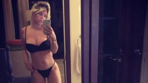 Wanda se maquilla desde temprano en bata y con un escote gigante