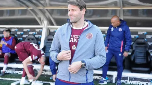 MUCHA SUERTE. Carboni da un paso al costado.