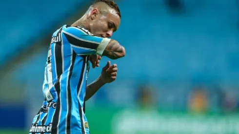 Éverton definió con maestría ante la salida de Andújar.